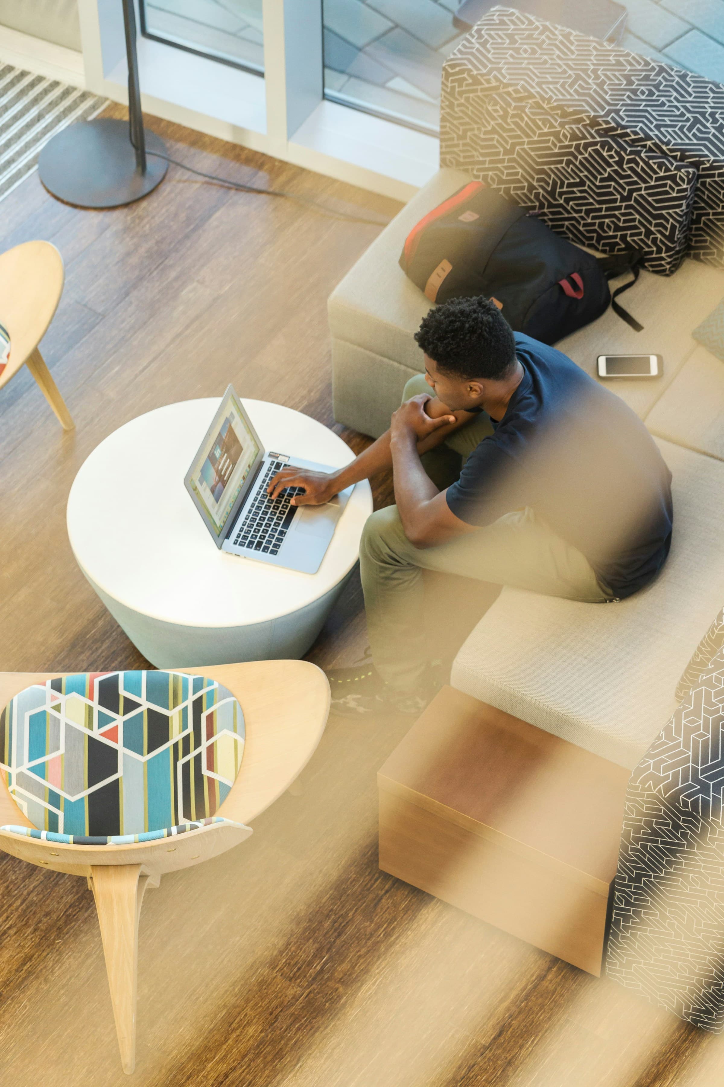 Iemand die op een laptop werkt in de lounge