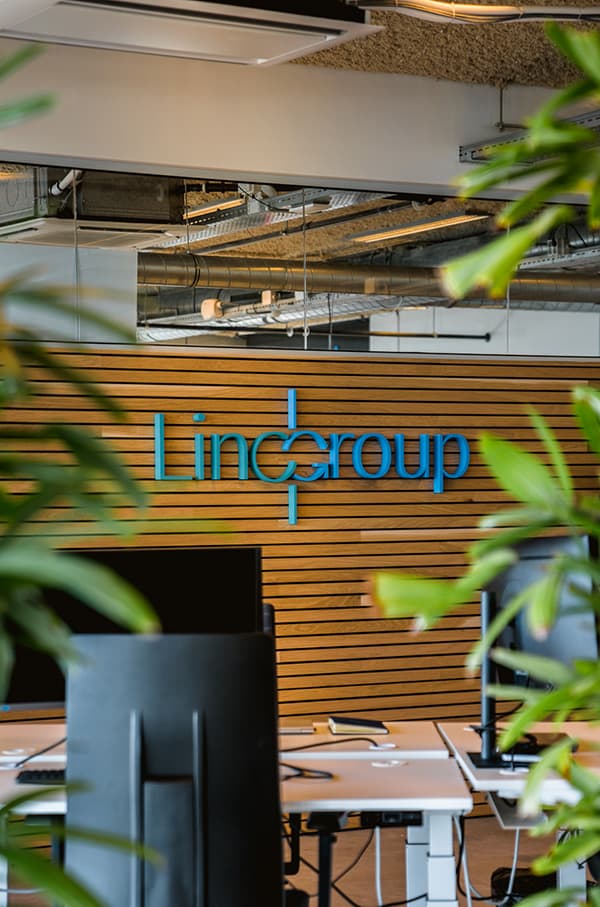 Het kantoor van The Linq Group met het logo aan de muur